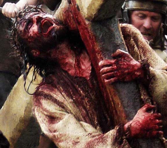 La mort divine, atroce et scientifique de Jésus pour notre Salut ✟ Comme Il a souffert ! Jesus-carrying-cross-bloody1